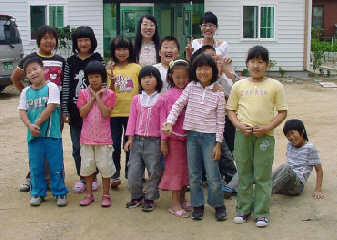 ▲ 새구미로타리클럽, 구미YMCA, 관심교회가 힘을 합쳐 새로 지은 구미 고아지역아동센터에서 어린이들이 환하게 웃고 있다.