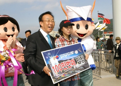 ▲ 김관용 경북도지사가 14일 경주세계문화엑스포 2007 100만 번째 입장객인 김미화 씨에게 