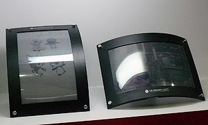 ▲ LG필립스LCD가 세계 최초로 발표한 풀컬러 플렉서블 AM OLED. 종이처럼 휘어질 수 있다.