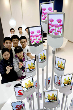 ▲ 삼성SDI의 AMOLED 세계최초 양산라인에서 생산된 AMOLED 제품으로 만든 