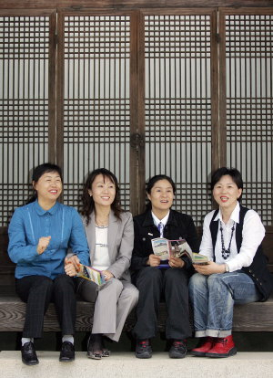▲ 황신영, 이경희, 곽명자, 한혜경(왼쪽부터) 씨 등 화남초등학교 학부모 4명이 달성군 남평 문씨 세거지를 찾아 자녀와 함께하는 문화유적답사에 대해 이야기 꽃을 피우고 있다. 김태형기자 thkim@msnet.co.kr
