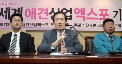 ▲ 세계 최초로 개 체외수정 기술을 완성한 경북대 류재웅(오른쪽)·하지홍(가운데) 교수팀이 15일 경북대에서 기자회견을 했다. 김태형기자 thkim@msnet.co.kr