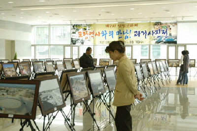 ▲ 포항시 신청사가 지역 주민들을 위한 문화 공간으로 거듭나고 있다. 청사 로비에서 열리고 있는 사진전.