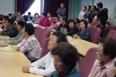 ▲ 수십년째 완충녹지대로 묶여 재산권행사를 못해온 신평, 광평 주민들이 시청에 몰려와 항의하고 있다.