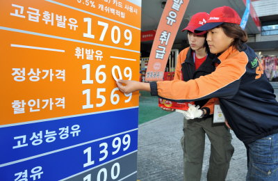 ▲ 국제유가가 최근 급등하면서 경기가 찬바람을 맞고 있다. 18일 오전 대구시내 한 주유소는 이날부터 가격을 인상, 요금표를 바꿔달고 있다. 이 곳 관계자는 