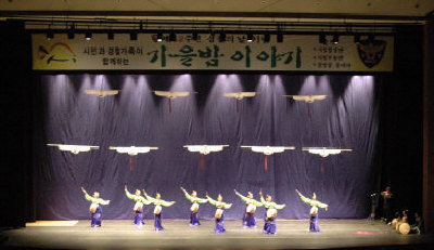 ▲ 구미경찰서 경찰관 및 가족들이 17일 구미 문화예술회관에서 열린 경찰의 날 기념 음악회에서 음악을 감상하고 있다.
