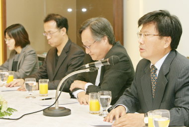 ▲ (가칭)창조한국당 문국현 대선 후보 대구지역 지지모임 대표들이 18일 대구에서 기자회견을 가진 후 김형기(오른쪽) 경북대교수가 선언문을 낭독하고 있다. 이채근기자 mincho@msnet.co.kr
