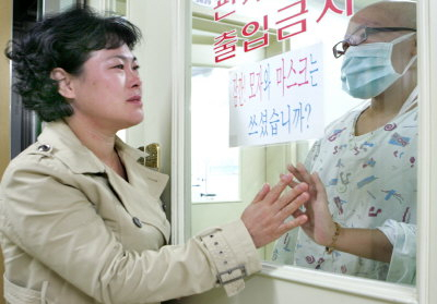 ▲ 정정이(45) 씨가 급성골수성백혈병으로 대구 한 병원 무균실에서 치료를 받고 있는 딸을 안타까운 얼굴로 지켜보고 있다. 정우용기자 vin@msnet.co.kr