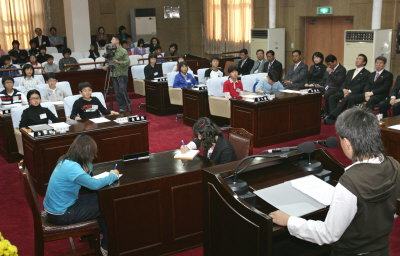 ▲ 24일 대구 동구의회에서 동구지역 초등학생 53명이 의원으로 참석한 가운데 어린이 모의의회가 열렸다. 박노익기자 noik@msnet.co.kr