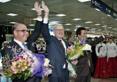▲ 25일 대구를 찾은 세계적인 투자의 귀재 워런 버핏(Warren Buffett··77·가운데) 버크셔 해서웨이 회장이 공항에서 환영나온 시민들에게 손을 들어 답하고 있다. 정우용기자 vin@msnet.co.kr