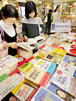 ▲ 재무설계에 눈을 돌리는 직장인이 늘고 있다. 대구시내 대형서점 재테크 서적 코너에서도 재무설계 관련 서적이 늘고 있다. 이채근기자 mincho@msnet.co.kr