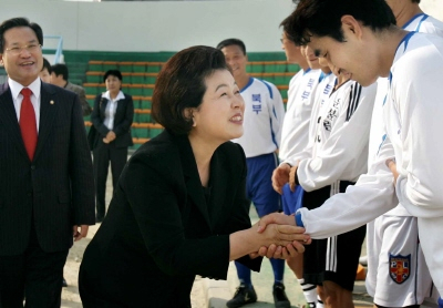 ▲ 이명박 한나라당 대통령 후보의 부인 김윤옥 씨가 31일 오전 대구시민운동장 보조경기장에서 열린 대구운불련 택시기사 체육대회장을 방문해 체육대회 참가자들과 악수를 나누며 지지를 호소하고 있다. 박노익기자 noik@msnet.co.kr