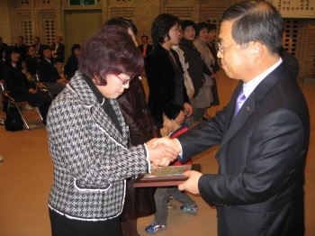 ▲ 매일백일장 시상식에서 남유진 시장이 입상자들에게 시상을 하고 있다.