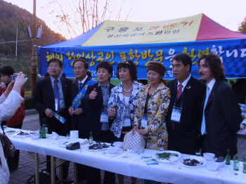 ▲ 경북도수목원에서 열린 과메기 시식회에서 재외한인상공인들이 과메기를 맛보고 있다.