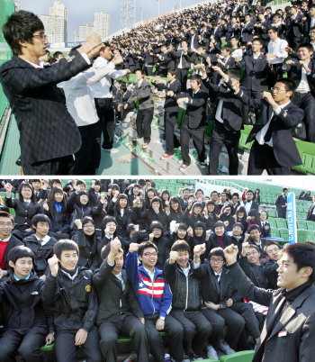 ▲ 지역 야구 명문 상원고와 경북고간 친선전인 제8회 상경전이 3일 대구시민야구장에서 열린 가운데 경북고(사진 위쪽)와 상원고 학생들이 열띤 응원전을 펼치고 있다. 정우용기자 vin@msnet.co.kr