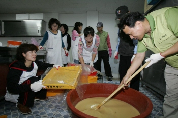 ▲ 포스코 직원과 가족들이 포항 학산복지관에서 비누만들기 봉사활동을 벌이고 있다.