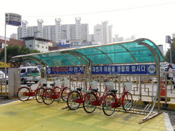 ▲ 자전거도로 최우수 지자체로 선정된 구미시는 공영주차장에 무료이용 자전거를 비치하고 있다.