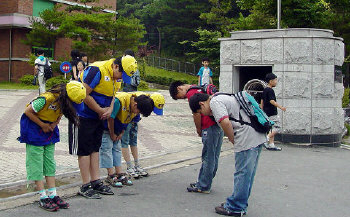▲ 대구시교육청은 내년 3월 초교생 대상 예절체험센터를 설치, 실생활 중심의 예절 교육을 할 계획이다. 사진은 대구 천내초등학교가 실시 중인 바른 인사 예절 교육 장면.