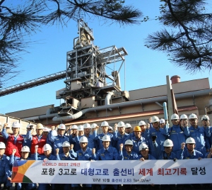 ▲ 포항제철소 3고로 생산성 세계신기록 포스코 포항제철소 3고로가 출선비 세계 최고기록을 수립했다. 출선비는 고로 내부 용적당 하루 동안 생산되는 쇳물의 양을 나타내는 것이다. 포스코는 6일 포항제철소 3고로가 지난달 극한적인 고생산성 조업에 도전해 평균 출선비 2.83을 달성, 내용적이 3천㎥ 이상인 대형 고로 중에서 생산성 세계 신기록을 달성했다고 밝혔다. 포스코 관계자는 