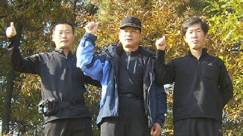 ▲ 한밤 출동으로 조난당한 인명을 구한 (왼쪽부터) 박명규 경사, 오병옥 경위, 손영규 경장.