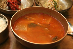 ▲ 쇠고기국밥-예전 큰 일이 있을 때 경상도에서 끓여내던 쇠고기국밥이 장터국밥으로 나왔다. 온기를 유지하기 위해 놋그릇에 내놓은 쇠고기국밥은 색다른 맛이다.