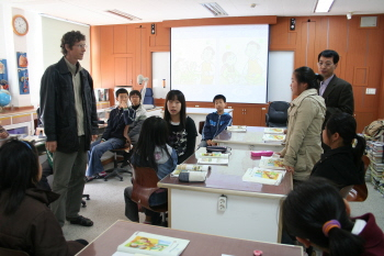 ▲ 원어민 강사의 말을 따라 하며 진지하게 수업하고 있는 이산초교 학생들. 7개월이 지나면서 영어에 대한 자신감이 붙었다.