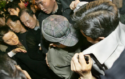 ▲ 13일 오후 대구 서문시장을 찾은 무소속 이회창 대선후보가 한 남성으로부터 계란세례를 받자 주위의 수행원들이 급히 모자를 쒸워 보호하고 있다. 정우용기자 vin@msnet.co.kr