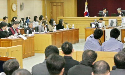▲ 내년부터 시행될 국민참여재판을 앞두고 19일 오전 대구지검 주관으로 10명의 배심원단이 참여한 가운데에 국민참여 모의재판이 열렸다.이채근기자 mincho@msnet.co.kr