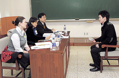 ▲ 면접·구술고사는 말로 치르는 논술고사라고 할 수 있으므로 충분한 대비가 필요하다. 사진은 2007학년도 정시 면접 모습.