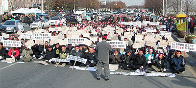 ▲ 경산지역 농협 임직원과 농민단체 회원 등 1천500여 명은 19일 경산시청 앞 도로에서 경산시금고 농협지정 농민 대회를 열었다.