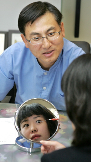 ▲ 쌍꺼풀 수술 방법도 시대에 따라 변한다. 요즘은 자신의 얼굴에 어울리고 자연스러운 쌍꺼풀을 선호한다. 정우용기자 vin@msnet.co.kr