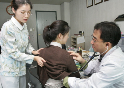 ▲ 춥고 건조한 날이 계속되면서 감기 등 호흡기 질환에 걸려 병원을 찾는 사람들이 늘고 있다. 정운철기자 woon@msnet.co.kr