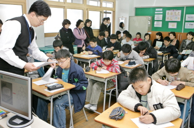 ▲ 21일 대구 효목초교에서 열린 동부교육청 수학 영재반 공개수업 장면. 학생들이 마방진을 이용한 창의적 사고력 키우기 수업을 받고 있다. 이채근기자 mincho@msnet.co.kr