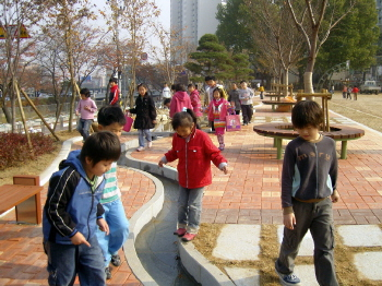 ▲ 담장을 허문 구미시내 학교들이 공원같은 분위기로 탈바꿈해 학생들의 사랑을 받고있다.