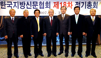 사진설명-22일 광주시 신양파크호텔에서 열린 한국지방신문협회 제18차 정기총회에 앞서 각 회원사 대표들이 기념촬영을 하고 있다. 왼쪽부터 전북일보 김남곤 사장·매일신문 이용길 사장·대전일보 김종렬 사장·강원일보 최승익 회장·광주일보 김진영 사장·경인일보 송광석 사장·경남신문 이순복 회장.