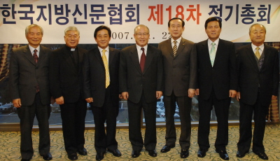 ▲ 22일 광주시 신양파크호텔에서 열린 한국지방신문협회 제18차 정기총회에 앞서 각 회원사 대표들이 기념촬영을 하고 있다. 왼쪽부터 전북일보 김남곤 사장·매일신문 이용길 사장·대전일보 김종렬 사장·강원일보 최승익 회장·광주일보 김진영 사장·경인일보 송광석 사장·경남신문 이순복 회장.
