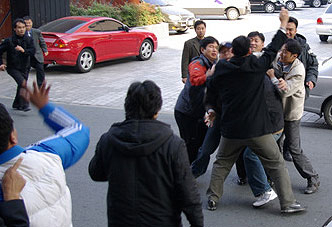 ▲ 23일 대구 서부경찰서는 제17대 대통령 선거를 앞두고 대선 후보에게 오물을 투척하거나 흉기를 휘두르는 등 테러가 발생할 경우에 대비, 한국섬유개발연구원과 서구 원고개시장 일대에서 대테러 훈련을 실시했다.
