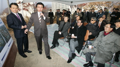 ▲ 대구·경북 지식창조형 경제자유구역 지정을 위한 정부 평가단이 25일 현장 실사를 위해 대구 봉무동 국제패션디자인지구를 방문하자 김범일 대구시장(왼쪽에서 두 번째)이 외국인학교 유치 등 사업추진의 가시적인 성과를 직접 설명하고 있다. 정운철기자 woon@msnet.co.kr