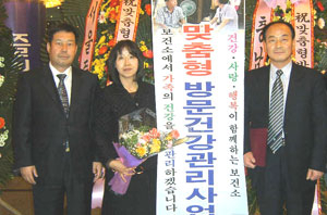 우철구(왼쪽) 상주보건소 소장과 우경애(중앙) 과장이 
