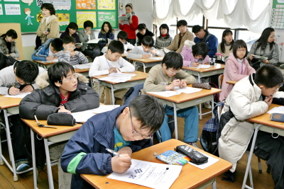 ▲ 2008학년도 교육청 영재교육원 신입생 선발 원서 접수가 다음달 중순 대구 4개 구·군 교육청별로 실시된다. 사진은 동부교육청의 초교 영재 수학반 수업 장면. 이채근기자 mincho@msnet.co.kr