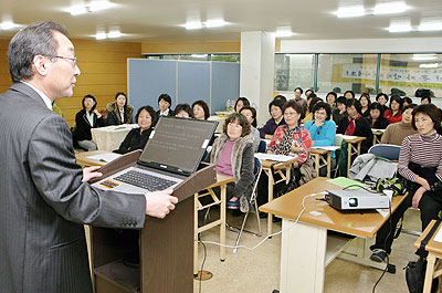 ▲ 28일 대구 중구정신보건센터에서 임효덕 경북대 정신과 교수가 주부 60여 명을 대상으로 