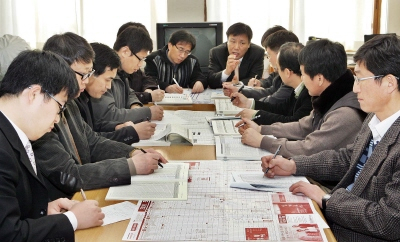 ▲ 2008 대입 수능성적 발표를 사흘 앞둔 4일 오전 대구 대건고 3학년 담임교사들이 진학상담을 위한 회의를 하고 있다. 김태형기자 thkim21@msnet.co.kr
