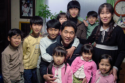 ▲ 김석태·엄계숙 씨 부부와 아이들. 첫째, 둘째, 넷째는 대학 기숙사 생활과 기말고사 시험공부로 사진촬영에 빠졌다.