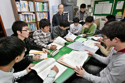 ▲ 오성고가 2007학년도 수능에서 뛰어난 성적을 거둔 것으로 나타나면서 학습관리 등에 대해 관심이 모아지고 있다. 사진은 4일 첫 시작한 오성고의 논술수업 모습. 정운철기자 woon@msnet.co.kr