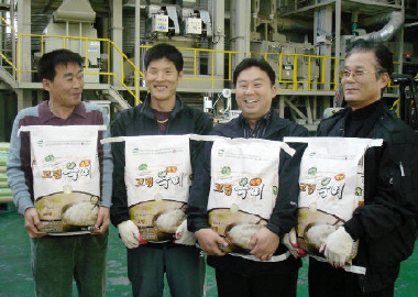 ▲ 경북 쌀 5대 브랜드에 선정된 고령옥미를 직원들이 들어보이고 있다.