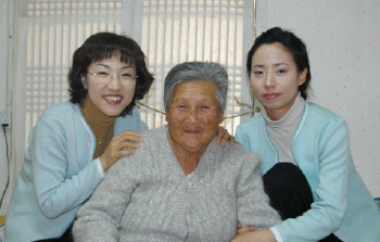 ▲ 안동의료원 가정 간호사업 의료진들이 혼자 사는 시골 노인들을 찾아 정성스럽게 진료를 하고 있다.