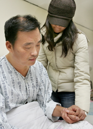 ▲ 정희경 씨가 뇌졸중으로 쓰러져 대구 한 병원에 입원 중인 아버지를 안타까운 모습으로 바라보고 있다. 정운철기자 woon@msnet.co.kr