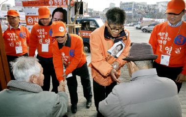 ▲ 민노당의 대구 노동자 유세단은 노동자 세상을 위해 권영길 후보 당선에 첨병 역할을 자임한다. 유권자들을 만나는 유세단 자원봉사자들. 정운철기자 woon@msnet.co.kr