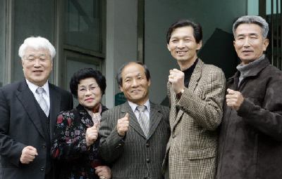 ▲ 대구 북구 대현1동 주민들이 이웃 자녀들을 돕기 위한 우산장학회를 만들어 화제가 되고 있다. 왼쪽부터 이상배 부회장, 천계순 위원, 최원열 대현1동 주민센터 주무, 정태규 추진위원장, 김선수 감사. 김태형기자 thkim21@msnet.co.kr