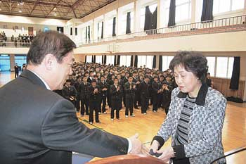 고 유병국 씨의 미망인 강신자(오른쪽) 씨가 영주 제일고 김찬식 교장에게 장학금을 전달하고 있다.